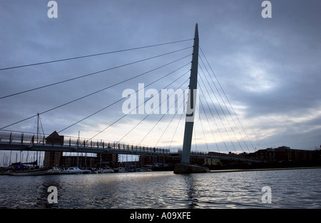 DIE SEGEL BRÜCKE BESTANDTEIL DER SA1 SWANSEA WATERFRONT ENTWICKLUNG IN SÜD-WALES UK SEP 2005 Stockfoto