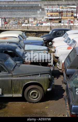 alten Rover Autos in einem Schrottplatz Stockfoto