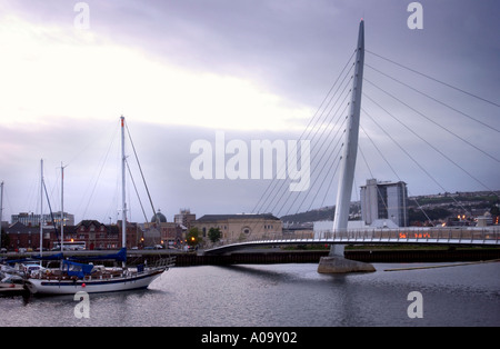 DIE SEGEL BRÜCKE BESTANDTEIL DER SA1 SWANSEA WATERFRONT ENTWICKLUNG IN SÜD-WALES UK SEP 2005 Stockfoto