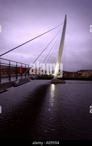 DIE SEGEL BRÜCKE BESTANDTEIL DER SA1 SWANSEA WATERFRONT ENTWICKLUNG IN SÜD-WALES UK SEP 2005 Stockfoto