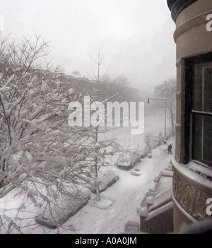 Man Schaufeln Schnee nach 2006 Blizzard in Brooklyn, New York. Stockfoto