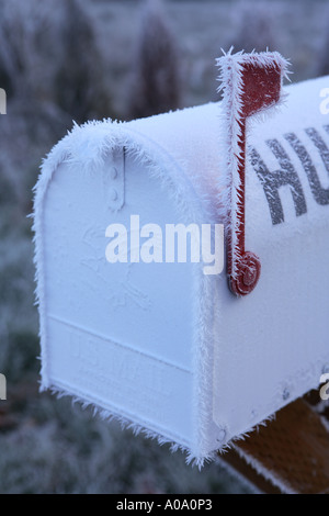 Frost bedeckt Postfach an einem kalten Wintermorgen Stockfoto