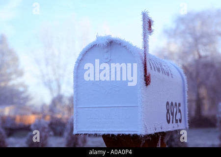 Frost bedeckt Postfach an einem kalten Wintermorgen Stockfoto