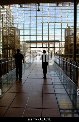 Zahlen, die zu Fuß in Glas-Atrium - Passagier-Halle in Auckland Britomart Rail Station und Transport Station New Zealand Stockfoto