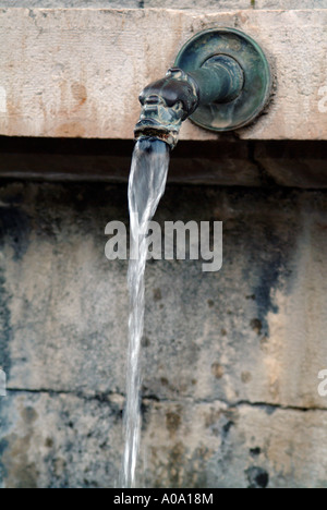 ALTER BRUNNEN KOPF IM SÜDEN VON FRANKREICH Stockfoto