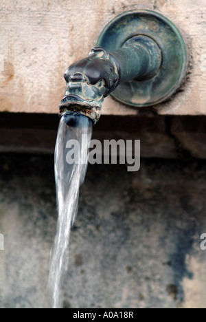 ALTER BRUNNEN KOPF IM SÜDEN VON FRANKREICH Stockfoto