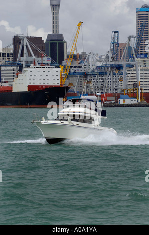 Sportfischer mit Geschwindigkeit im Waitemata Harbour mit Auckland City im Hintergrund Stockfoto