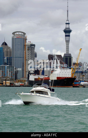 Sportfischer mit Geschwindigkeit im Waitemata Harbour mit Auckland City im Hintergrund Stockfoto