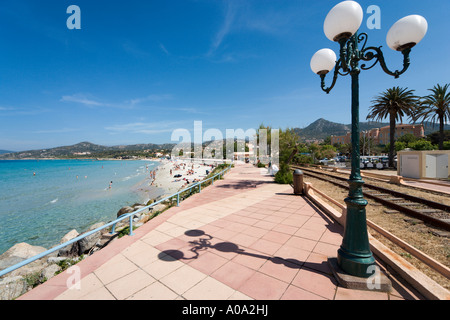 Strand und Meer promenade in l ' Ile Rousse, La Balagne, Korsika, Frankreich Stockfoto