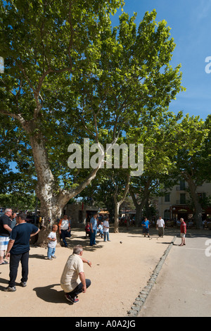 Boule-Spieler auf dem Hauptplatz der Altstadt, L'iIle Rousse, La Balagne, Korsika, Frankreich Stockfoto