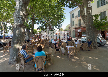 Straßencafé auf dem Hauptplatz der Altstadt, L'iIle Rousse, La Balagne, Korsika, Frankreich Stockfoto