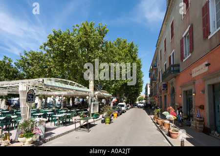 Straßencafé auf dem Hauptplatz der Altstadt, L'iIle Rousse, La Balagne, Korsika, Frankreich Stockfoto