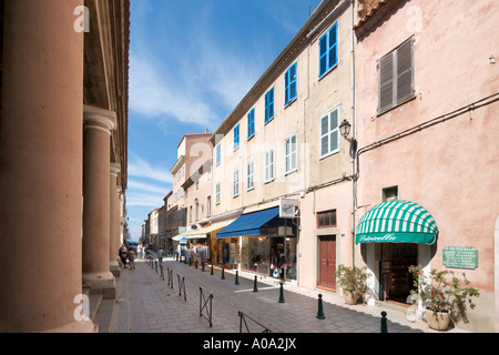 Geschäfte in der Altstadt L'iIle Rousse, La Balagne, Korsika, Frankreich Stockfoto