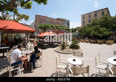 Straßencafé in Place De La République (Hauptplatz) in der Altstadt, Porto-Vecchio, Korsika, Frankreich Stockfoto