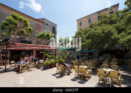 Straßencafé in Place De La République (Hauptplatz) in der Altstadt, Porto-Vecchio, Korsika, Frankreich Stockfoto