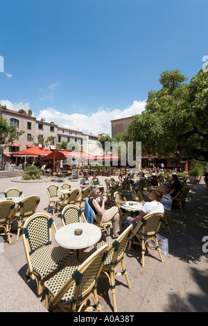 Straßencafé in Place De La République (Hauptplatz) in der Altstadt, Porto-Vecchio, Korsika, Frankreich Stockfoto