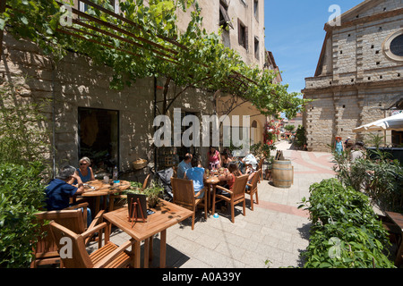 Restaurant in der Altstadt mit der Kirche St-Jean Baptiste hinter Porto-Vecchio, Korsika, Frankreich Stockfoto