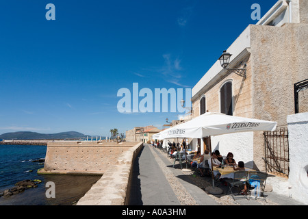 Restaurant am Meer, an den Wänden der Altstadt, Alghero, Sardinien, Italien Stockfoto