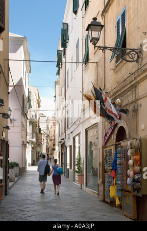 Paar auf einer Straße in der Altstadt, Alghero, Sardinien, Italien Stockfoto