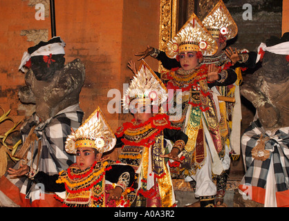 Junge balinesischen Legong-Tänzerinnen in vollem Kostüm, Ubud Palast, Bali, Indonesien Stockfoto