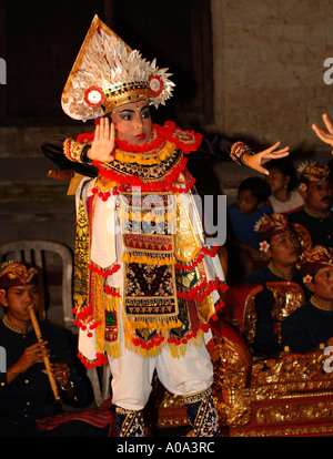 Junge balinesischen Legong Tänzerin in vollem Kostüm, Ubud Palast, Bali, Indonesien Stockfoto