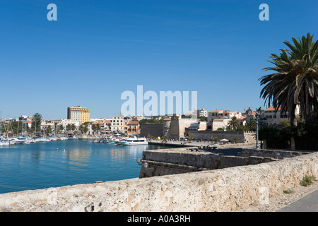 Hafen und Mauern der alten Stadt, Alghero, Sardinien, Italien Stockfoto