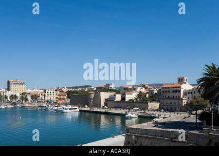 Hafen und Mauern der Altstadt, Alghero, Sardinien, Italien Stockfoto