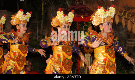 Balinesische Legong Tänzerinnen in vollem Kostüm, Ubud Palast, Bali, Indonesien Stockfoto