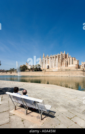 Kathedrale und Parc De La Mar in der Wintersaison, Palma, Mallorca, Balearen, Spanien Stockfoto