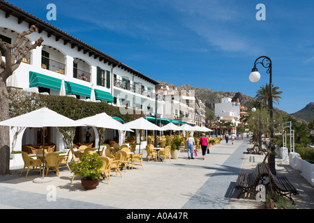 Strandpromenade Cafés und Restaurants an der Strandpromenade von Puerto Pollensa, Nordküste, Mallorca, Balearen, Spanien Stockfoto