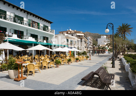 Strandpromenade Cafés und Restaurants an der Strandpromenade von Puerto Pollensa, Nordküste, Mallorca, Balearen, Spanien Stockfoto