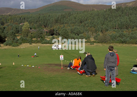 Grass Rodeln Family Fun Rothiemurchus Aviemore Cairngorm National Park Schottisches Hochland Stockfoto