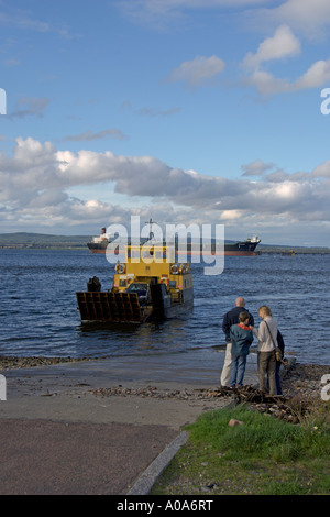 Eine Familie wartet der Cromarty Nigg Fähre und Tanker Cromarty Black Isle Inverness Oktober 2006 Stockfoto