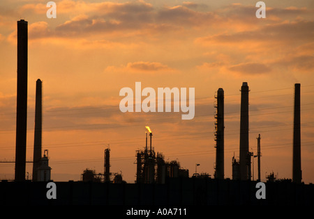 Erdölraffinerie bei Sonnenuntergang Stockfoto