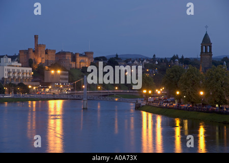 Inverness bei Nacht Blick nach Süden entlang Fluss Ness im Zentrum von Inverness Castle City Lights schottischen Highlands Stockfoto