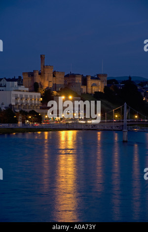 Inverness und schloss bei Nacht Reflexionen im Fluss Blick nach Süden entlang dem Fluss Ness Inverness Schottisches Hochland Stockfoto