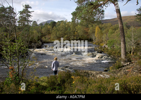 Wasserfall in der Nähe von Glen Affric Affric Lodge River Affric Blick nach Westen Cannich in der Nähe von Inverness Schottischen Stockfoto