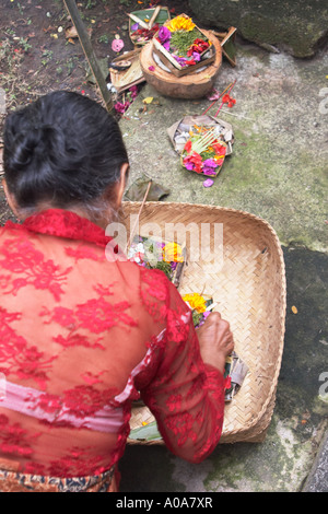 Frau, die Vorbereitung der Angebote im Tempel Stockfoto