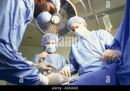 Ärzte und Krankenschwester im OP-Saal der abdominalen Chirurgie Stockfoto