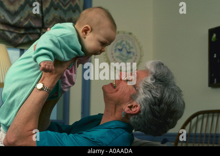 Großmutter Holding Enkelin Stockfoto