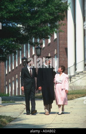 Vater und Mutter gehen mit vor kurzem absolvierte Sohn Modell veröffentlicht Stockfoto