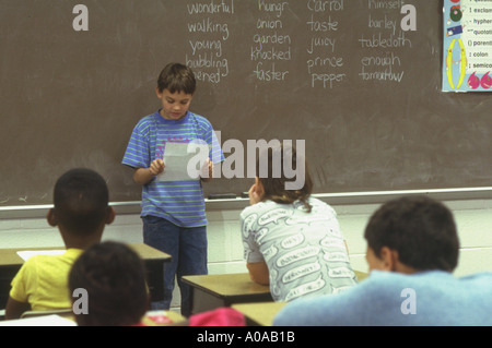 Schüler der vierten Klasse vorlesen Berichte Klassenmodell veröffentlicht Stockfoto