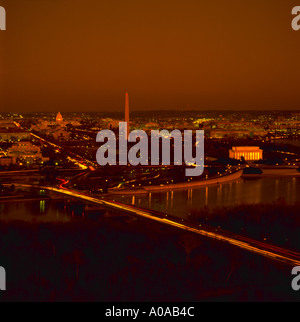 Twilight-Schuss von Washington D C zeigt Roosevelt Bridge und Lincoln Memorial Washington Monument und U Capitol AA10984 Stockfoto