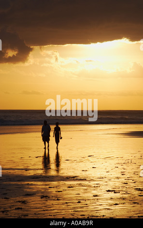 Paar tropischen Strand entlang spazieren Stockfoto