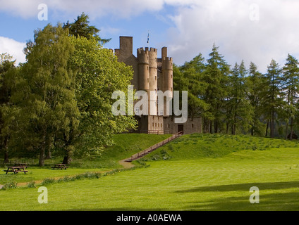 Die strategische Wahrzeichen Braemar Castle, die die schottischen Saltire, Cairngorms National Park, Aberdeenshire, Schottland, Großbritannien, Europa, EU Stockfoto