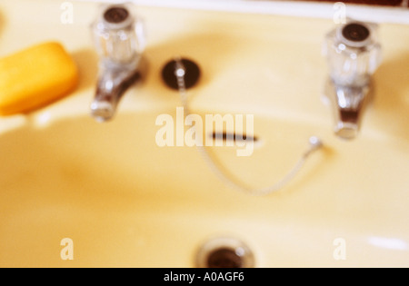 Defokussierten Waschbecken zeigen Armaturen anschließen Abfluss und Seife Stockfoto