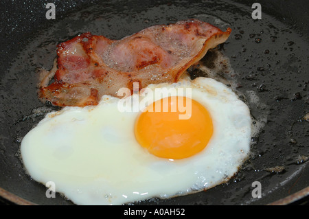 Speck und Eier in einer Pfanne braten, Australien Stockfoto
