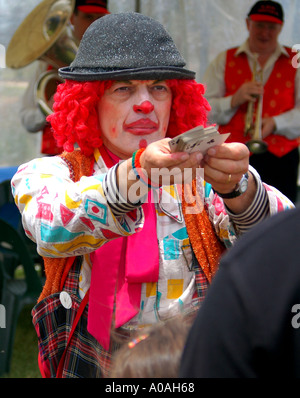 Ein Clown macht einen Kartentrick, Melbourne, Victoria, Australien Stockfoto