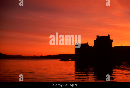 Burg Eilean Donan Loch Cluanie schottischen Highlands Silhouette gegen spät Abends Sonnenuntergang Stockfoto