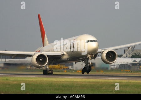 Schwierigen Landung mit starken Seitenwind von Japan Airlines JAL Boeing 777 246 ER JA706J am Flughafen London Heathrow UK Stockfoto